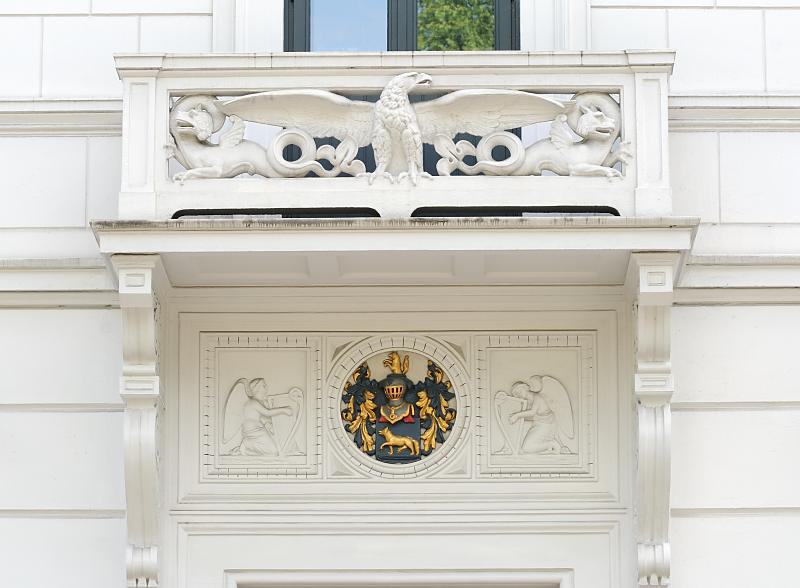 17756_4140 Architekturdetail  - Balkon mit Stuckadler und Figuren; spätklassizistisches Wohnhaus | Klopstockstrasse, historische Bilder und aktuelle Fotos aus Hamburg Ottensen.